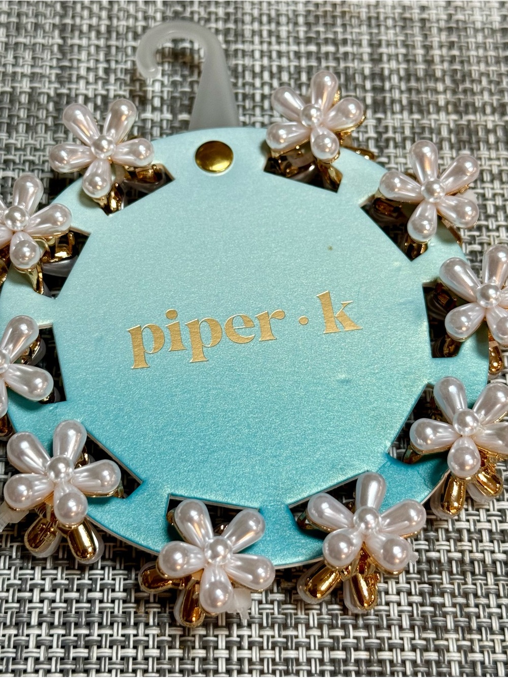 Piper•k 🌼Pearl Flower mini hair claw clips- White & Gold 💛